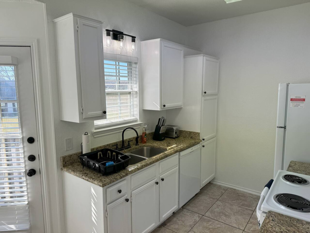 Cozy Condo in Baylor Bubble gallery image 4