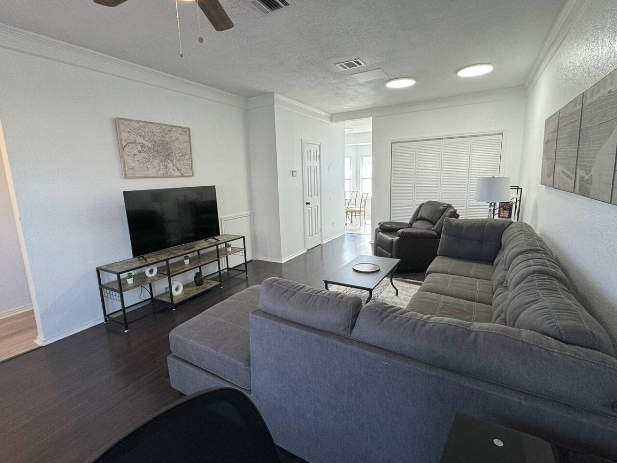 Cozy Condo in Baylor Bubble gallery image 7