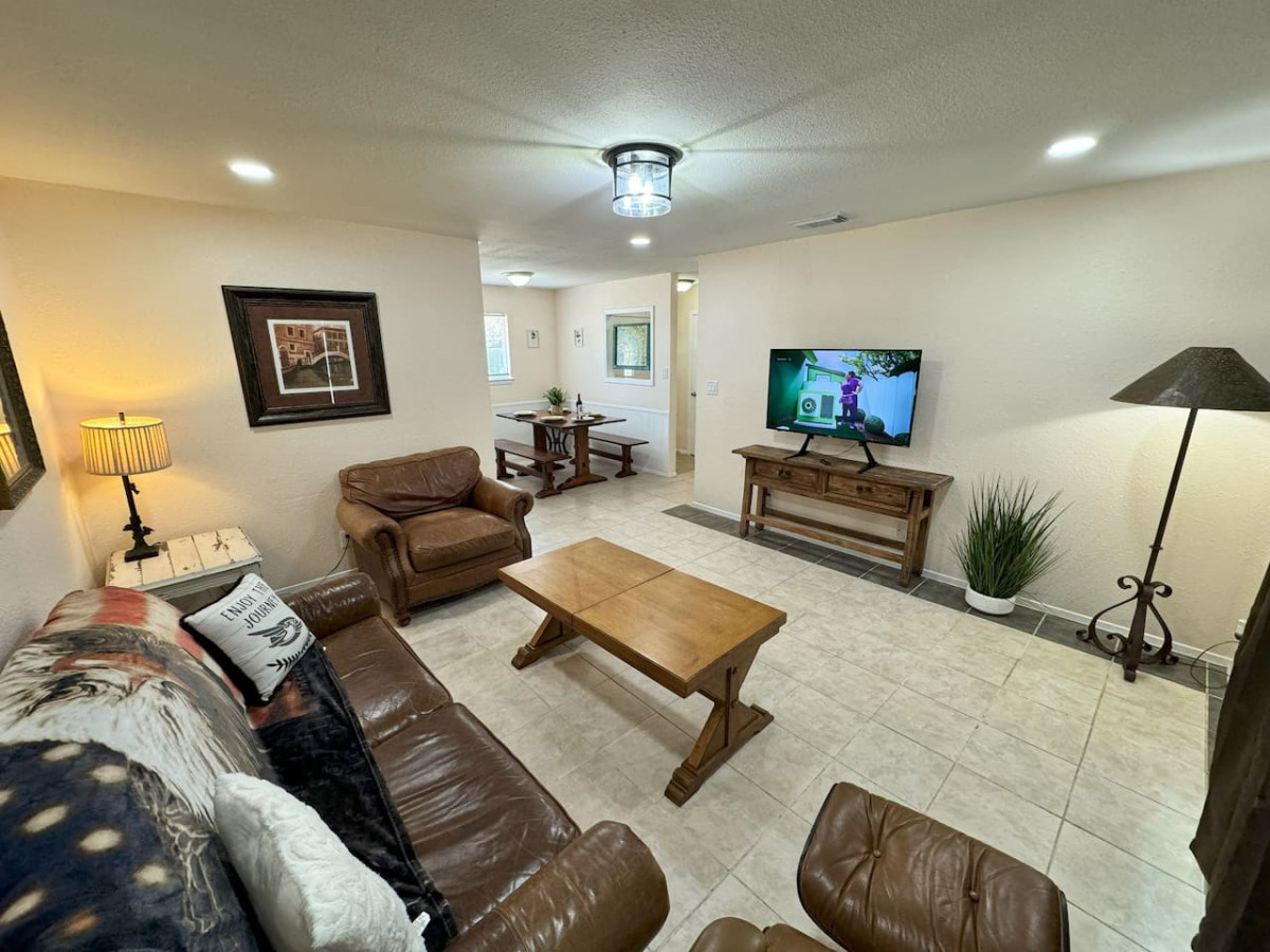 Rustic Charm near Domain, Q2 gallery image 7